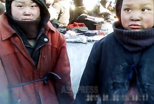<北朝鮮写真報告>新世代の少女たち(4) 市場やホテル前の路上に立つ幼い少女たち(写真4枚)