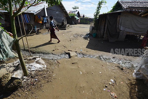 バラックが建ち並ぶロヒンギャ・ムスリムの難民キャンプ。（ラカイン州にて撮影： 宇田有三）