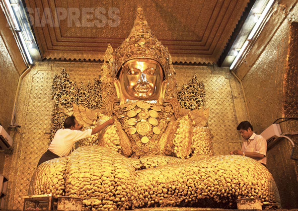 マンダレーにあるマハムニパゴダ。男性の参拝者は直接手を触れ、祈願のための金箔を貼ることができる。（撮影：宇田有三）