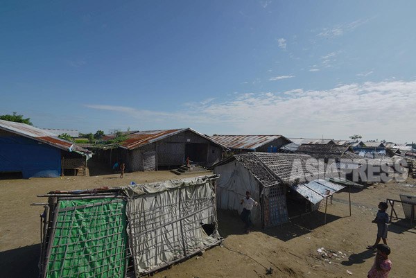 バラックが建ち並んだロヒンギャ・ムスリムの難民キャンプ。（ラカイン州にて撮影：宇田有三）