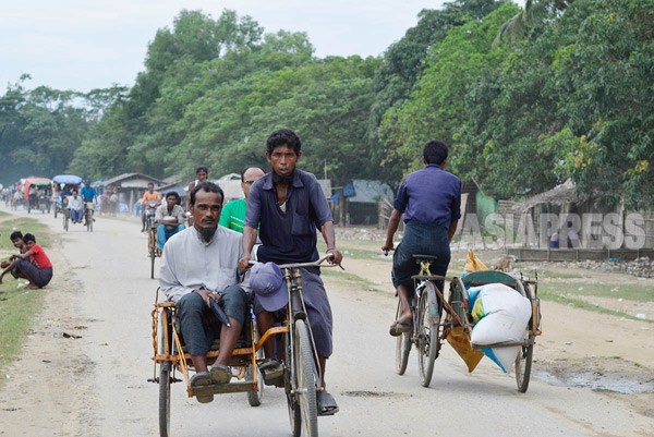 ロヒンギャ・ムスリムの暮らす難民キャンプに通じる一本道。（ラカイン州にて撮影：宇田有三）