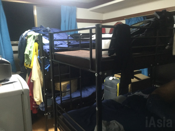ベトナム人留学生4人が暮らす東京都内の日本語学校の寮。広さ4畳半のアパート二段ベッドが並ぶ。寮費は1人月3万円というボッタクリだ。撮影 出井康博