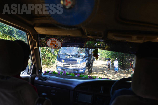 ロヒンギャ国内避難民キャンプ内をパトロールする警察車輌。（撮影：宇田有三）