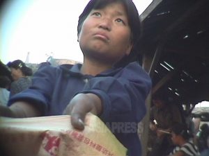 <北朝鮮写真報告>映像に記録された少女たちの受難 90年代社会混乱の犠牲者たち(写真4枚)