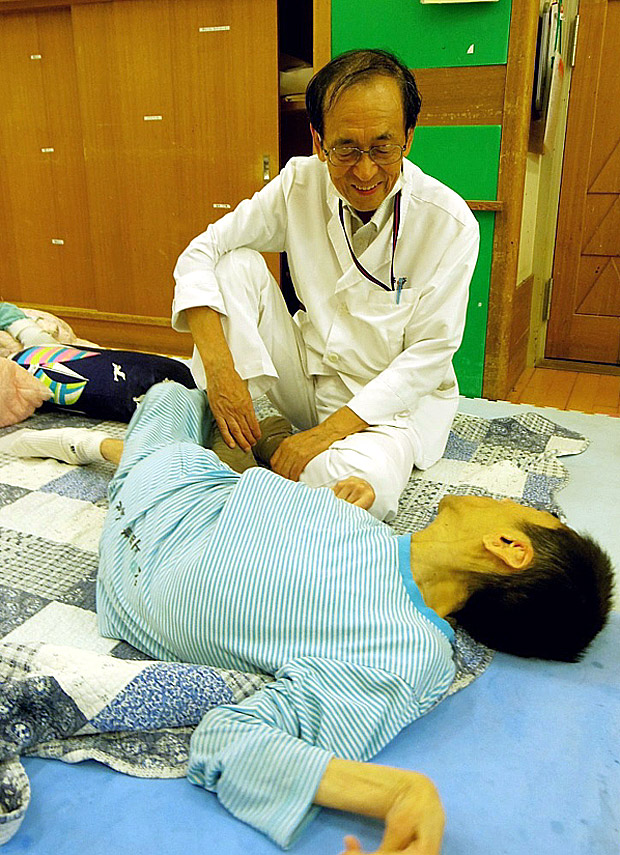 びわこ学園に入所している重度障害者に声をかける高谷さん(写真提供：びわこ学園）　