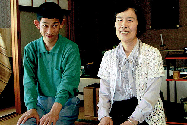 「誰の命も大切で尊い」。知的障害のある長男の孝憲さんと恵照さん＝2009年（岩井恵照さん提供）