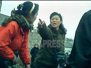 <北朝鮮写真報告>抵抗する庶民たち(2) 横暴警官に切れてパンチ 役人と渡り合う女性も 【写真4枚】