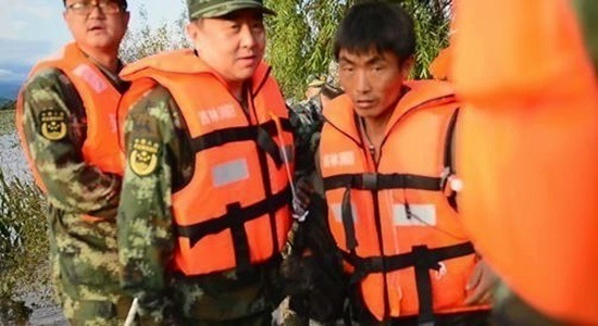 9月1日中国の国境警備隊に救出された北朝鮮男性(右)。北朝鮮側の要請で越境して3人を救助したという。(中国国際ラジオHPより引用) 