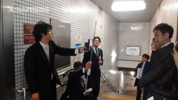 名古屋市の地下鉄・六番町駅を視察し、風向調査を実施する検討会委員（2014年12月撮影・井部正之）。