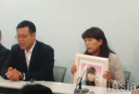 損害賠償訴訟は2016年5月に却下され、現在控訴中。左は父の浩美さん、右は母の和子さん。（5月16日大阪市内で撮影鈴木祐太アイ・アジア）
