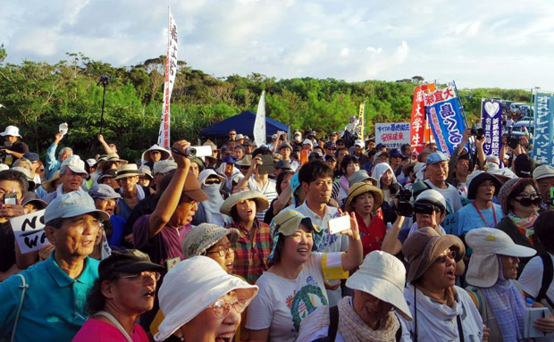 8月5日に開かれた米軍ヘリパッド建設に抗議する集会。 1000人もの参加者があった。（沖縄県東高江にて撮影・栗原佳子／新聞うずみ火）