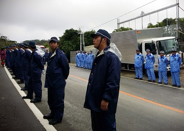 ←【写真】沖縄県東高江のN1ゲート前は厳戒態勢が続く。（撮影：栗原佳子／新聞うずみ火）