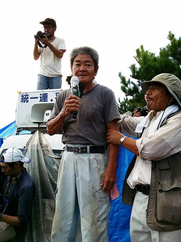 抗議集会で挨拶する住民の会の儀保昇さん。「無防備の市民に対し、暴力的に排除する。現実なのだろうか」と言う（撮影：栗原佳子／新聞うずみ火）