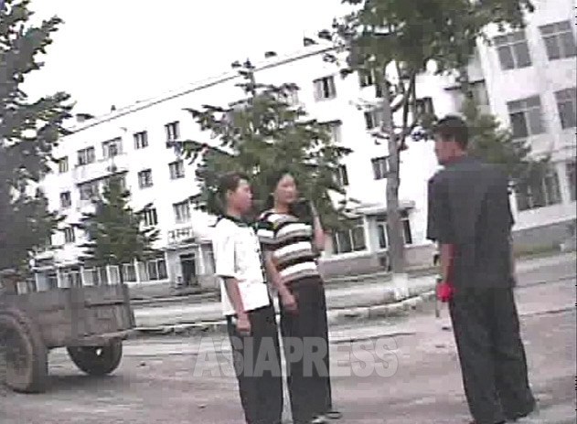 服装や風紀紊乱を取り締まる「糾察隊」に検束された二人の若い女性。2008年10月黄海南道海州(ヘジュ)市にてシム・ウィチョン撮影(アジアプレス) 