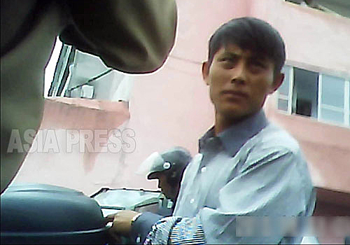 客待ちするオートバイタクシーの運転手の男性。表情は険しいが端正な顔だちだ。 2013年8月両江道恵山（ヘサン）市にて撮影アジアプレス 