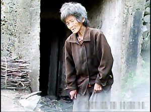 <北朝鮮写真報告>見捨てられる老人たち(4) 外国人が知らないだけ 平壌でも老人が路地裏をさまよっている(写真4枚)