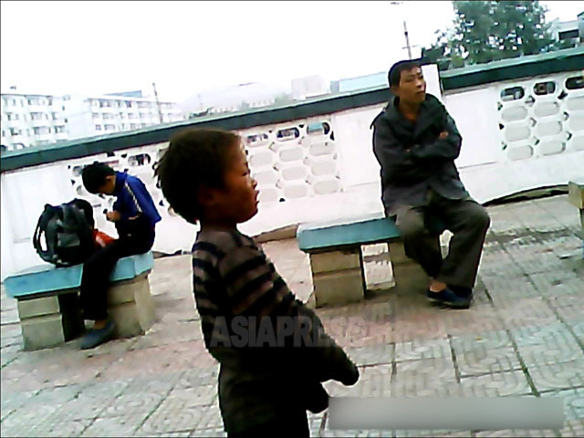 前に回ると、この男の子は泣きじゃくっていた。2013年9月平安南道の平城市にて撮影アジアプレス