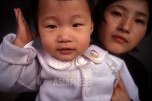 <北朝鮮写真報告>強く逞しい母親の姿撮った(1) ハンミちゃんに乳やる母の美しい横顔(写真3枚)