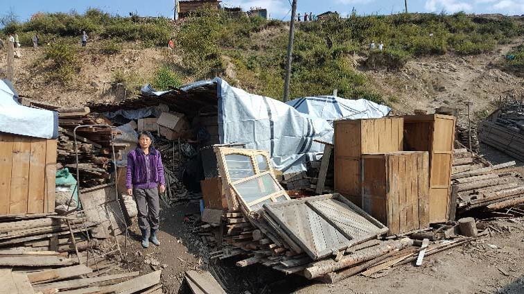 破壊された家からかき集められた柱や板切れと家財道具。9月初旬に撮影：国連開発計画（UNDP）