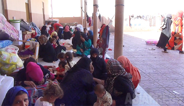 イラク・マハムールの避難民キャンプ。ＩＳ地域からの脱出住民の急増で、仮設テント設置も追いつかず、多くが学校の建物やモスクなどで寝泊りをしている。（10月5日撮影・玉本英子）