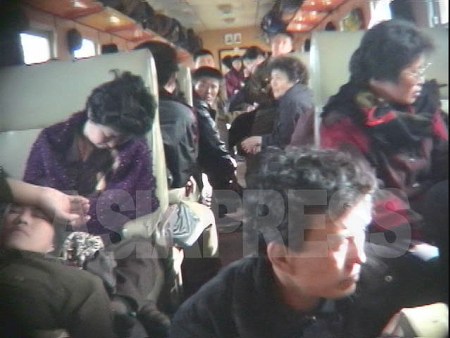(参考写真)停電で停まった列車内の様子。奥に金日成ー金正日の肖像画が見える。2005年6月に撮影リ・ジュン（アジアプレス）
