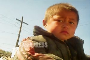 <北朝鮮写真報告>金正恩時代の子供ホームレスたち(3) 街をさまよう幼児の姿は社会を写す 金正恩氏は土足で孤児院視察(写真4枚)