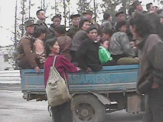 これが「サービ車」。荷台に場所はなさそうだが、女性が乗り込もうとしている。2008年10月黄海南道海州市にて撮影シム・ウィチョン（アジアプレス）