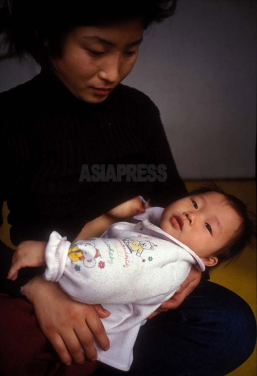 2002年5月に瀋陽日本総領事館に駆け込んだリ・ソンヒさん-キム・ハンミちゃん母子。 2001年1月、延辺朝鮮族自治州の隠れ家で撮影 石丸次郎（アジアプレス）