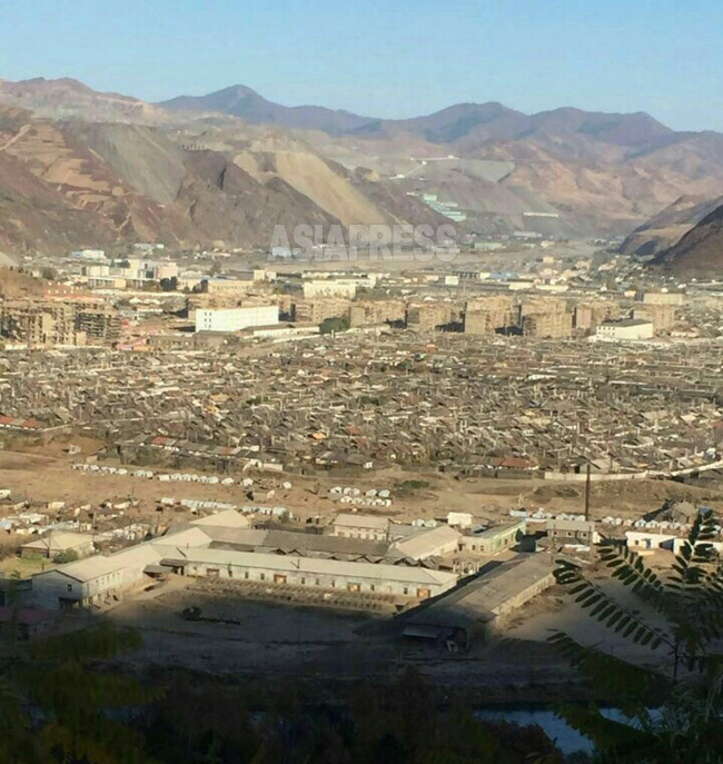 茂山郡中心部の全景。背後に見えるのが鉄鉱山(アジアプレス)