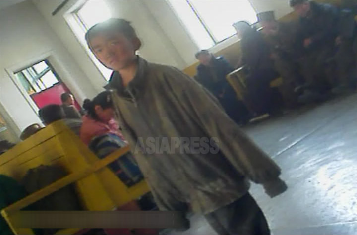 駅の待合室で物乞いをしていたコチェビの少年。大人用のボロ着をまとっていた。2012年11月両江道の恵山市にて撮影「ミンドゥルレ」(アジアプレス) 