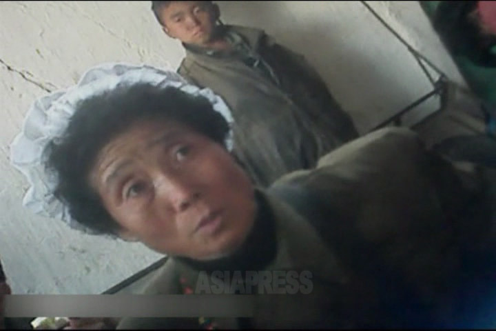上の写真と同じ少年が、別の日に市場の食べ物売り場を徘徊してた。2012年11月両江道の恵山市にて撮影「ミンドゥルレ」(アジアプレス) 