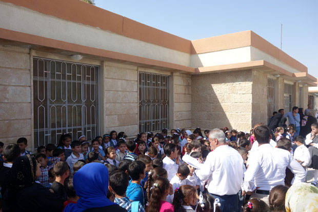 開校初日、校庭に児童を集めてのクラス分け。イラク北部で活動する山形の支援団体IVYは、ヤズディ教徒の住民や戦闘から逃れてきた避難民家族などの支援活動も行なってきた。（10月下旬撮影・片野田義人）