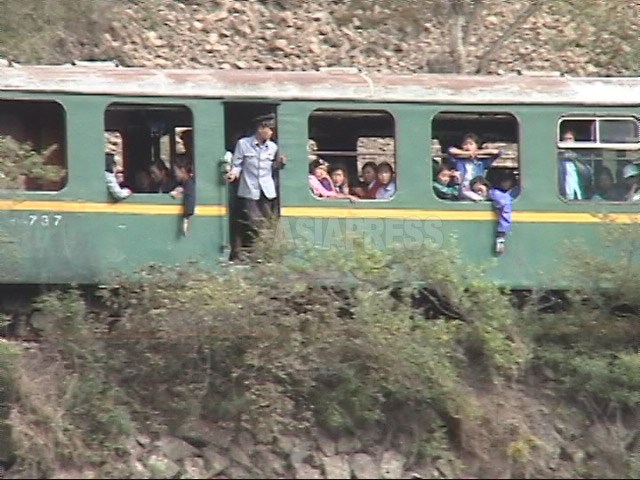 (参考写真)走行中に止まってしまった列車。窓ガラスがほとんどない。2002年8月両江道恵山市郊外を中国側より石丸次郎撮影(アジアプレス)