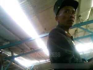 <写真報告>朝鮮人民軍兵士たちの素顔(3) 市場徘徊、川で水浴び ニセ兵士の姿も 弛緩する軍隊撮った(写真4枚)