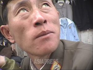 <写真報告>朝鮮人民軍兵士たちの素顔(2) 「軍事強国」は虚像? だらけた軍人の姿にほっとする (写真4枚)
