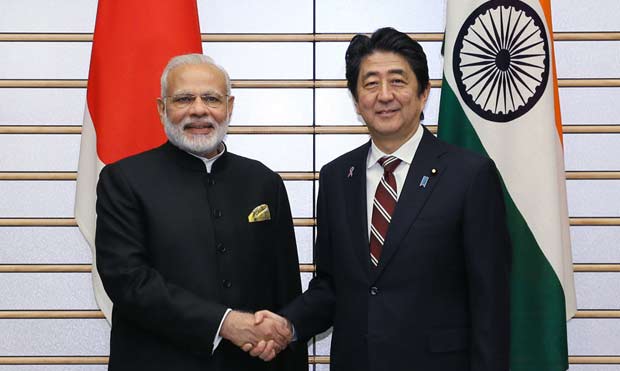 握手を交わす安倍首相とモディ・インド首相（11月11日首相官邸公表写真より）