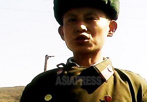 <写真報告>朝鮮人民軍兵士たちの素顔(6) 痩せてぐったりの兵士 庶民に食物ねだる将校 こんな軍隊で戦える? (写真4枚)