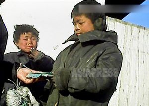 <北朝鮮写真報告>金正恩時代の子供ホームレスたち(7) 食べるために物乞いと商売に精を出す子どもたち 少女の姿も(写真5枚)