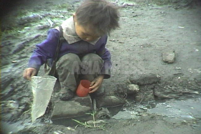 ＜北朝鮮写真報告＞映像に記録された少女たちの受難(7) 大飢饉時代のホームレス少女の苦難を振り返る-2(写真4枚) | アジアプレス・ネットワーク