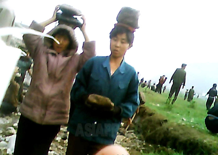 ＜北朝鮮写真報告＞強制動員される女性たちの姿(2)　政治学習に行事に土木作業まで　参加しないとどうなる?(写真4枚)