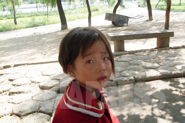 女子小学生水遊び裸 