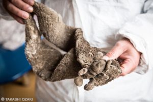 ＜福島県大熊町＞震災から6年5か月～津波に流された娘・汐凪（ゆうな）を捜して（5）がれきの中から見つかった、娘のマフラーと遺骨【尾崎孝史】