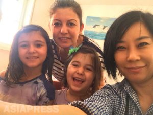 命がけの脱出、シリア人一家「自分が難民になるとは…」