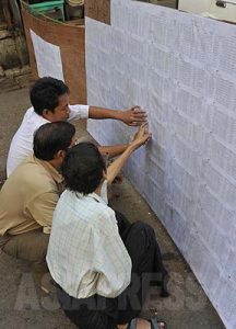 ＜ビルマ（ミャンマー）＞どうなる20年ぶりの総選挙　ビルマ現地からの報告(9)　投票者名簿を見る人びと