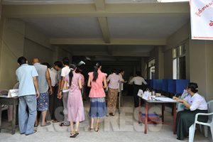 ＜ビルマ（ミャンマー）＞どうなる20年ぶりの総選挙　ビルマ現地からの報告(10)　投票所前にて