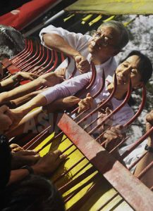 <ビルマ(ミャンマー)>ビルマ現地からの報告(24)  スーチー氏、民衆と堅い握手