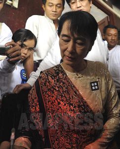 <ミャンマー>大規模デモから23年、スーチーさん僧院を訪問