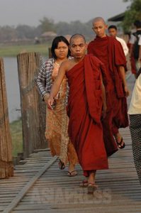 ＜ミャンマー＞僧侶5人がマンダレーの仏塔敷地内でデモ