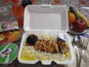 <イラン> メッカ巡礼者の出迎えに沸く