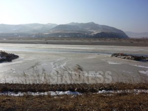 ［最新写真］凍てつく朝中国境の川・豆満江1